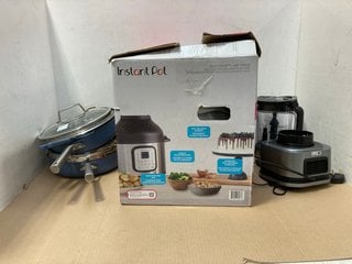 QTY OF ASSORTED KITCHEN ITEMS TO INCLUDE NINJA FOODI BLENDER: LOCATION - AR6