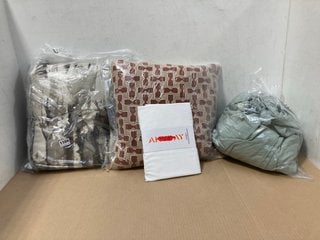 QTY OF ASSORTED BEDDING ITEMS TO INCLUDE A HARLEQUIN TAKARA 50X50 STEEL CHALK PILLOW: LOCATION - AR6