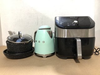 3 X ASSORTED HOUSEHOLD ITEMS TO INCLUDE SMEG KETTLE: LOCATION - AR7