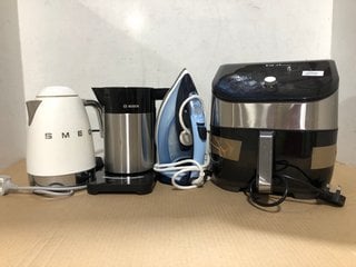 4 X ASSORTED HOUSEHOLD ITEMS TO INCLUDE SMEG KLF04 TEMPERATURE CONTROL KETTLE: LOCATION - AR7