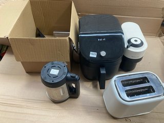 4 X ASSORTED KITCHEN APPLIANCES TO INCLUDE INSTANT AIR FRYER IN BLACK: LOCATION - AR14