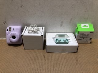 4 X ASSORTED ITEMS TO INCLUDE APPLE WIRED EARPODS IN WHITE AND BELKIN 20W USB WALL CHARGER: LOCATION - AR15