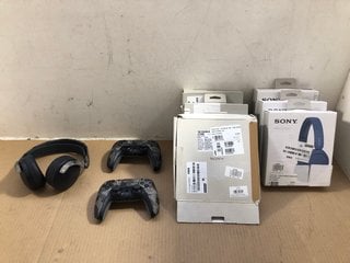 6 X ASSORTED SONY HEADPHONES TO INCLUDE SONY PLAYSTATION WIRELESS CONTROLLER SET OF 2 AND HEADPHONE IN GREY CAMO: LOCATION - BR11