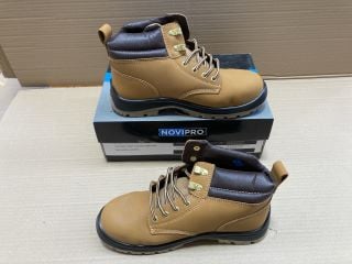 4 X ASSORTED NOVI PRO SAFETY BOOTS TO INCLUDE NUBUCK LEATHER BOOTS IN TAN SIZE UK11: LOCATION - AR18