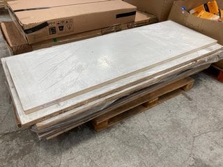 PALLET OF ASSORTED DOORS TO INCLUDE 2 X WHITE WOOD UNFINISHED INTERIOR DOORS: LOCATION - A3 (KERBSIDE PALLET DELIVERY)