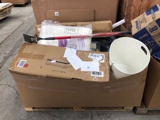 PALLET OF ASSORTED ITEMS TO INCLUDE OFF WHITE PLASTIC WASHING BASKET: LOCATION - B2 (KERBSIDE PALLET DELIVERY)