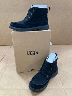 UGG CHELHAM WEATHER LACE UP BOOTS IN BLACK SIZE: 5: LOCATION - E7