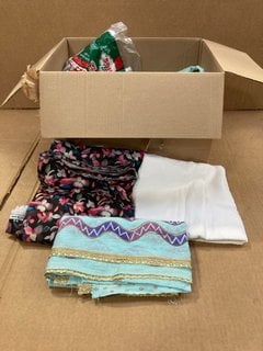 BOX OF ASSORTED LARGE PATTERNED FABRIC PIECES TO INCLUDE THREAD ROLLS AND MEASURING MARK TAPE ROLLS IN WHITE: LOCATION - E7