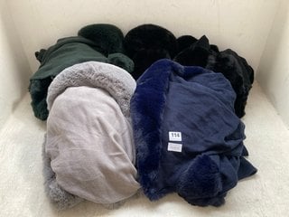 QTY OF ASSORTED WOMENS CLOTHING TO INCLUDE FRANK USHER FAUX FUR TRIM COTTON OVER COAT IN BLACK (ONE SIZE): LOCATION - H5