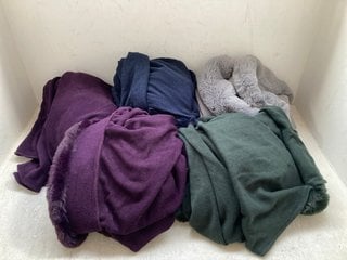 QTY OF ASSORTED WOMENS CLOTHING TO INCLUDE FRANK USHER FAUX FUR TRIM COTTON OVER COAT IN PURPLE (ONE SIZE): LOCATION - H5