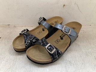 4 X BONOVA WOMENS SNAKE PATTERN STRAP SLIP ON SANDELS IN GREY SIZE: 6 AND 7: LOCATION - H5