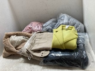 QTY OF ASSORTED WOMENS CLOTHING TO INCLUDE COZEE HOME HOODED FLUFFY LOUNGE SET IN VINTAGE ROSE SIZE: L/XL: LOCATION - H8