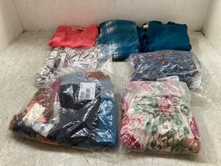 QTY OF ASSORTED WOMENS CLOTHING TO INCLUDE COZEE HOME FLEECE CREW NECK PJ SET IN NAVY PLAID SIZE: 3XL: LOCATION - H9