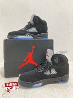 MENS AIR JORDAN 5 RETRO LACE UP TRAINERS IN BLACK SIZE: 9 - RRP - £211: LOCATION - E0