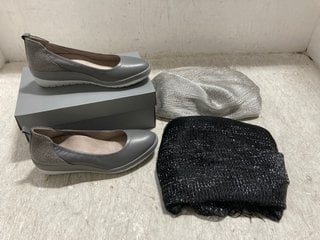 3 X ASSORTED WOMENS CLOTHING TO INCLUDE VIONIC ANIMAL PRINT BACK LEATHER WEDGE SLIP ON SHOES IN GREY SIZE: 7: LOCATION - H11