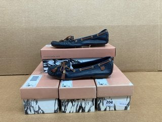 4 X MODA IN PELLE ARCADE LEATHER DRIVING MOCCASIN SHOES IN NAVY AND TAN SIZE: 39 AND 40 EU: LOCATION - H12