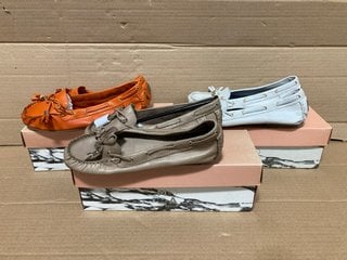 3 X MODA IN PELLE ARCADE LEATHER DRIVING MOCCASIN SHOES IN TAUPE , WHITE AND ORANGE SIZE: 39 EU: LOCATION - H12