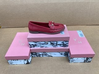 4 X MODA IN PELLE FALCONCIE SUEDE AND LEATHER TASSEL MOCCASIN LOAFER SHOES IN RED AND FUSCHIA SIZE: 39 AND 40 EU: LOCATION - H12