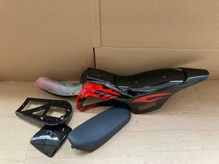 BOX OF ASSORTED BIKE ACCESSORIES TO INCLUDE PRINTED PLASTIC MUD GUARD IN RED: LOCATION - H13