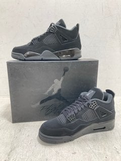 MENS AIR JORDAN 4 RETRO LACE UP TRAINERS IN BLACK/BLACK GRAPHITE SIZE: 8 - RRP - £190: LOCATION - E0