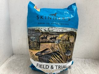 2 X ASSORTED PET FOOD ITEMS TO INCLUDE SKINNERS FIELD AND TRIAL DUCK AND RICE DRIED DOG FOOD 12KG: LOCATION - G13