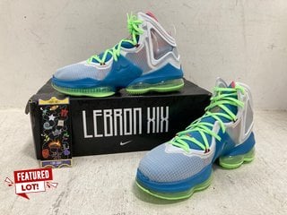 NIKE AIR MENS LEBRON XIX LACE UP TRAINERS IN DUTCH BLUE/POMEGRANATE SIZE: 10 - RRP - £343: LOCATION - E0