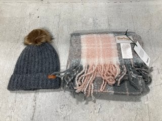 BARBOUR SALT BURN BEANIE HAT AND CHECK SCARF GIFT SET IN ROSE WOOD (ONE SIZE): LOCATION - F8