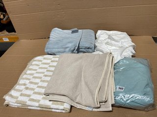 QTY OF ASSORTED JOHN LEWIS AND PARTNERS HOUSEHOLD ITEMS TO INCLUDE LARGE BATH TOWEL IN STRIPED WHITE AND LIGHT BROWN: LOCATION - G8