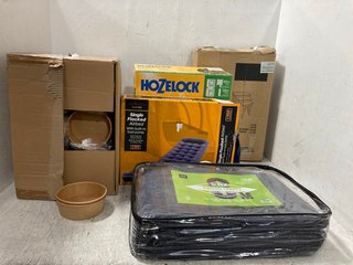 4 X ASSORTED ITEMS TO INCLUDE HOZELOCK 2 IN 1 60M HOSE REEL , BOX OF GO - PAK 500ML ROUND BOWLS: LOCATION - G21