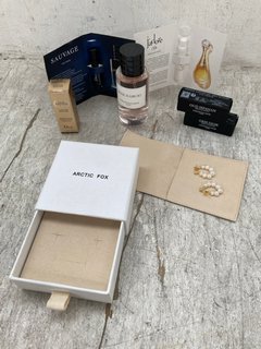 QTY OF ASSORTED BEAUTY ITEMS TO INCLUDE 2 X CHRISTIAN DIOR PERFUME SAMPLE 1.2ML: LOCATION - E18