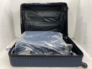 136L HARDSHELL SET OF 3 SUITCASE SET IN DARK NAVY: LOCATION - E18