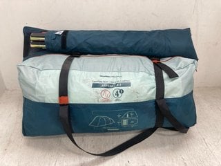 2 X ASSORTED CAMPING ITEMS TO INCLUDE DECATHLON QUENCHA 4.1 CAMPING TENT: LOCATION - E15