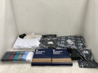 QTY OF ASSORTED CLOTHING TO INCLUDE RAHHINT COMPRESSION SOCKS - 3 PACK (NOT SIZED): LOCATION - E14