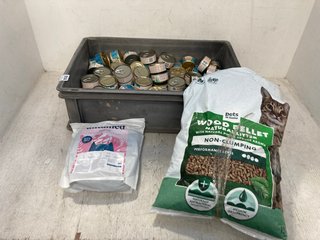 QTY OF ASSORTED PET ITEMS TO INCLUDE PETS AT HOME WOOD PELLET CAT LITTER: LOCATION - E14