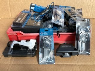 QTY OF ASSORTED VEHICLE ITEMS TO INCLUDE 2 X 9 PIECE SECURITY STAR TIP KEY SETS , 2 X IMPACT DRIVERS: LOCATION - E10