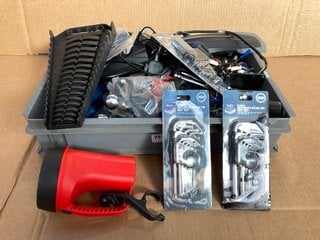 QTY OF ASSORTED VEHICLE ITEMS TO INCLUDE 2 X 9 PIECE SECURITY STAR TIP KEY SETS: LOCATION - E10