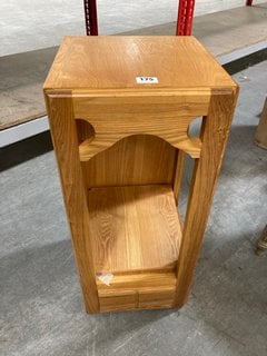 MAPLE INDUSTRIES SMALL STORAGE HALLWAY STAND IN NATURAL OAK FINISH: LOCATION - B3