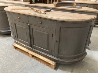 TRADITIONAL CONTEMPORARY STYLE WIDE 2 DRAWER 4 DOOR STORAGE SIDEBOARD IN GREY WASHED OAK AND CHARCOAL FINISH: LOCATION - B5