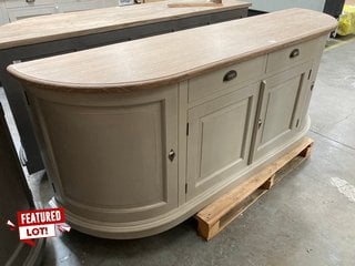 TRADITIONAL CONTEMPORARY STYLE WIDE 2 DRAWER 4 DOOR STORAGE SIDEBOARD IN GREY WASHED OAK AND PUTTY FINISH: LOCATION - B5