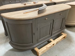 TRADITIONAL CONTEMPORARY STYLE WIDE 2 DRAWER 4 DOOR STORAGE SIDEBOARD IN GREY WASHED OAK AND CHARCOAL FINISH: LOCATION - B5