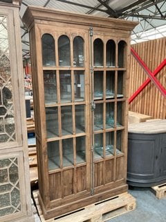 (COLLECTION ONLY) TRADITIONAL RUSTIC FARMHOUSE STYLE TALL STORAGE DISPLAY DRESSER IN DARK STAINED OAK AND CLEAR GLASS WITH IRON FITTINGS: LOCATION - B5