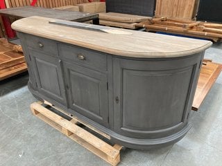 TRADITIONAL CONTEMPORARY STYLE WIDE 2 DRAWER 4 DOOR STORAGE SIDEBOARD IN GREY WASHED OAK AND CHARCOAL FINISH: LOCATION - B5