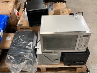 PALLET OF ASSORTED MICROWAVES TO INCLUDE RUSSELL HOBBS DIGITAL MICROWAVE OVEN IN STAINLESS STEEL FINISH: LOCATION - C8 (KERBSIDE PALLET DELIVERY)