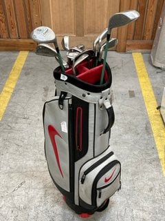 NIKE GOLF CADDY BAG IN GREY AND RED TO INCLUDE QTY OF ASSORTED COUGAR GOLF CLUBS: LOCATION - D4