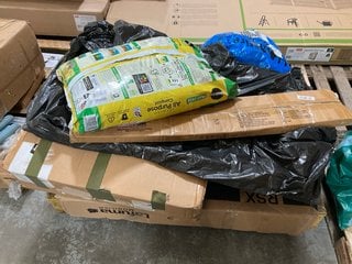 PALLET OF ASSORTED OUTDOOR AND GARDEN ITEMS TO INCLUDE MIRACLE-GRO PREMIUM ALL PURPOSE COMPOST: LOCATION - A7 (KERBSIDE PALLET DELIVERY)