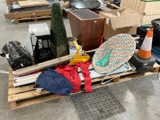 LARGE QTY OF ASSORTED ITEMS TO INCLUDE RIBOON STYLE WINDOW BLINDS, ARTIFICIAL DECORATIVE HOUSE PLANTS, DECORATIVE PLANT POTS AND FURNITURE COMPONENTS: LOCATION - A6 (KERBSIDE PALLET DELIVERY)