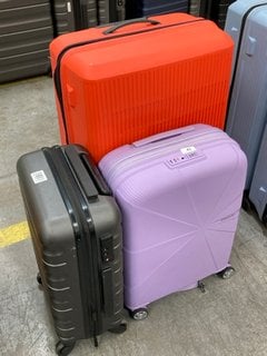 3 X ASSORTED SUITCASES TO INCLUDE 2 X AMERICAN TOURISTER HARD SHELL STYLE WHEELED SUITCASES IN LILAC AND ORANGE : SIZES SMALL AND LARGE: LOCATION - D4