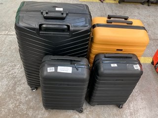 4 X ASSORTED JOHN LEWIS & PARTNERS HARD SHELL STYLE WHEELED SUITCASES IN ASSORTED SIZES TO INCLUDE CHEVRON STYLE LARGE SUITCASE IN BLACK: LOCATION - D4