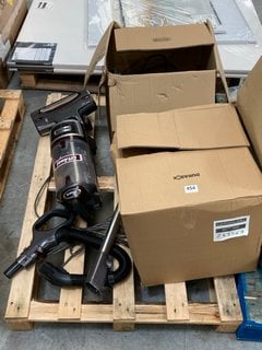 PALLET OF ASSORTED VACUUM CLEANER COMPONENTS TO INCLUDE SHARK LIFT AWAY UPRIGHT STYLE CORDED VACUUM CLEANER: LOCATION - D7