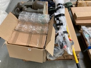 PALLET OF ASSORTED OUTDOOR AND GARDEN ITEMS TO INCLUDE HOZELOCK GARDEN HOSEPIPE REEL SET AND ROUGHNECK SHARP EDGE SOIL RAKE: LOCATION - D7 (KERBSIDE PALLET DELIVERY)